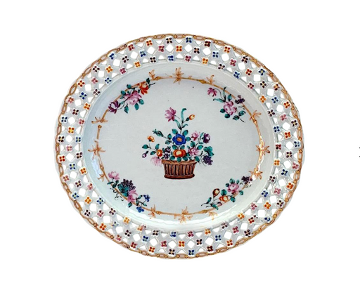 18th Century Famille Rose Chinese Export Reticulated Plate With Bouquet of Flowers
