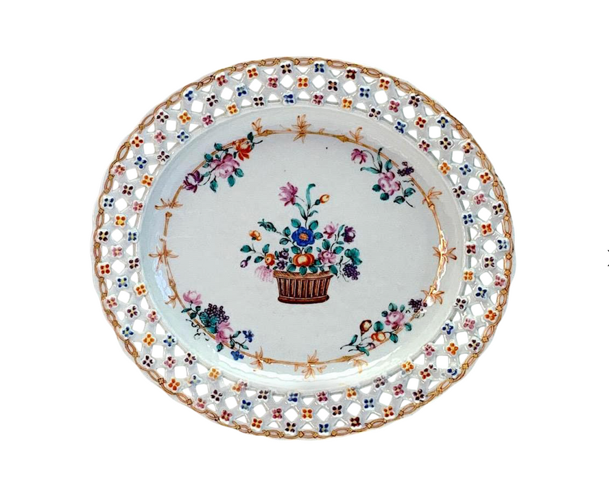 18th Century Famille Rose Chinese Export Reticulated Plate With Bouquet of Flowers